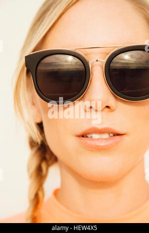 Nahaufnahme Portrait Frau mit Sonnenbrille Stockfoto