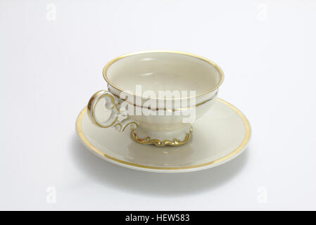 Vintage Teetasse auf weißem Hintergrund Stockfoto
