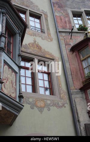 Die wunderschön bemalten Schweizer Fenster von einem historischen Gebäude in Stein am Rhein, Schweiz. Stockfoto