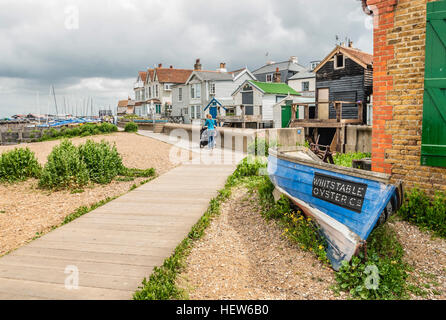 Weatherbord Strandhäuser an der Waterfront von Whitstable im Südosten Englands. Stockfoto