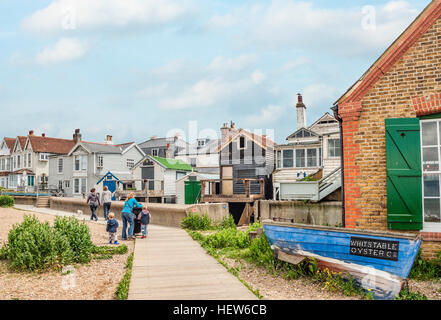 Weatherbord Strandhäuser an der Waterfront von Whitstable im Südosten Englands. Stockfoto