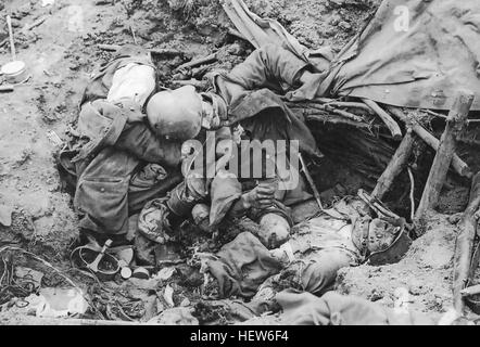 Schlacht von PASSCHENDAELE (Dritte Schlacht von Ypres) Juli-November 1917. Zwei deutsche tot in einem flachen Graben beim Essen einer Mahls.  Foto: Britische offiziell aber freigegeben nicht bis nach dem Krieg. Stockfoto