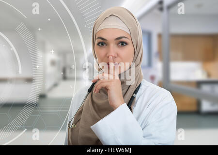 Closeup Portrait von freundlichen, zuversichtlich Muslim mit Hijab Arzt zeigt shh Seufzer, Stille. Stockfoto