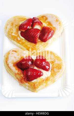 Herzförmige Erdbeer Gebäck, Blätterteig mit Vanillecreme und Erdbeeren Stockfoto