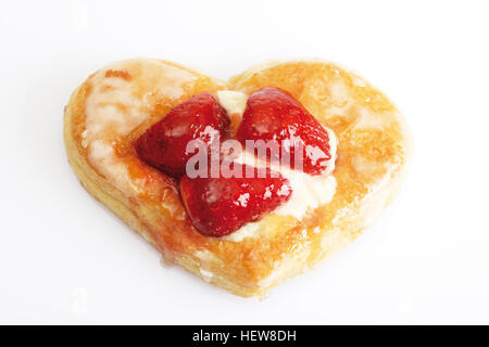 Herzförmige Erdbeer Gebäck, Blätterteig mit Vanillecreme und Erdbeeren Stockfoto