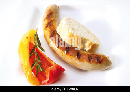 Gegrillte Bratwurst Wurst, Scheibe Baguette und rote und gelbe Paprikaschote Keile Stockfoto