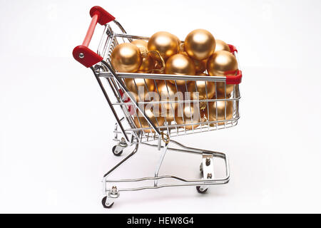 Einkaufswagen gefüllt mit Kugel Christbaumschmuck - Symbol für Weihnachts-shopping Stockfoto