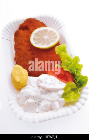 Panierte gebratene Schnitzel serviert mit Kartoffelsalat auf einen Pappteller Stockfoto