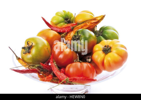 Sortierte Tomaten Arten und red hot Chili Peppers in eine Glasschüssel Stockfoto
