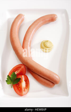Zwei Würstchen, Wurst auf einem weißen Teller mit Senf und Tomaten Keile Stockfoto