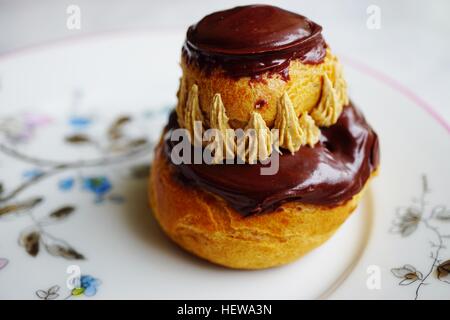 Ein Schokolade Religieuse Gebäck in Frankreich Stockfoto