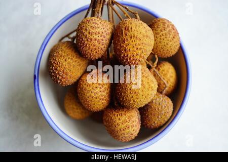 Handvoll frische Lychee Früchte Stockfoto