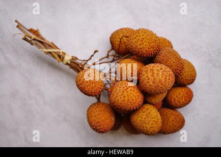 Handvoll frische Lychee Früchte Stockfoto