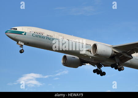 Cathay Pacific Boeing 777-300(ER) B-KQM landet auf dem Flughafen London Heathrow, Vereinigtes Königreich Stockfoto