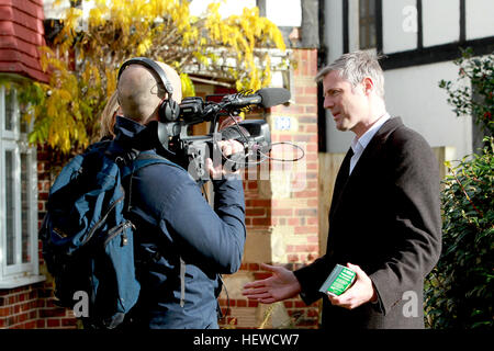 Zac Goldsmith an Türen zu klopfen und Kampagnen in die Nachwahl für Richmond Park und North Kingston Wahl. Zac ist als unabhängiger stehend, nach seinem Rücktritt durch den geplanten Ausbau des Flughafens Heathrow.  Mitwirkende: Zac Goldsmith wo: LOND Stockfoto