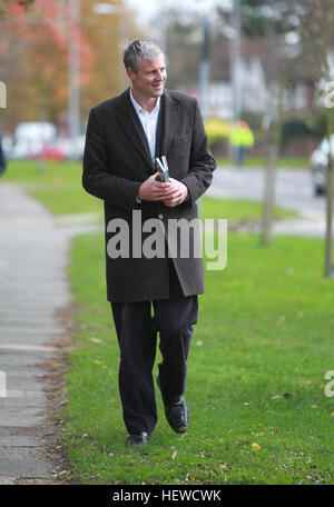 Zac Goldsmith an Türen zu klopfen und Kampagnen in die Nachwahl für Richmond Park und North Kingston Wahl. Zac ist als unabhängiger stehend, nach seinem Rücktritt durch den geplanten Ausbau des Flughafens Heathrow.  Mitwirkende: Zac Goldsmith wo: LOND Stockfoto