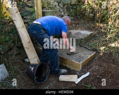 Freiwillige, neue Schritt bis zu Stein Stil auf öffentlichen Fußweg zu verbessern und es sicherer für die wandelnden öffentlichen Betonieren Stockfoto