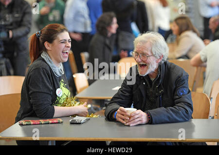 Eine Krise volunteer Gespräche zu einem Obdachlosen Besucher auf der diesjährigen Krise im Weihnachten Centre in London, die während der Weihnachtszeit geöffnet werden. Stockfoto
