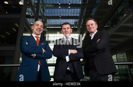 Matt Holmes, Head of Media bei William Hill, Tony McCoy, mehrfacher Jockey-Champion, Kelly Williams, Geschäftsführer von ITV, der das Sponsoring von ITV Racing durch William Hill lancierte. Stockfoto