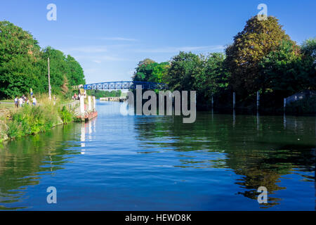 Eine Brücke über den Fluss Themse in Richmond, London Stockfoto