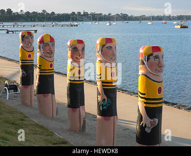 Die skurrilen Schiffspoller entlang der Uferpromenade von Geelong, gemalt vom Künstler Jan Mitchell, sind ikonische Symbole der Stadt. Diese geschnitzten Holzstatuen erstrecken sich von Rippleside bis Limeburners Point und stellen Strandpatrouillen und Surf-Lebensretter dar. Stockfoto