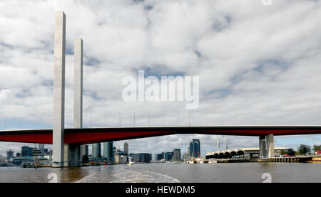 Die Bolte Bridge ist ein großes Twin Freischwinger Brücke in Melbourne, Victoria, Australien. Es erstreckt sich über den Yarra River und den Victoria Harbour in den Docklands Bezirk westlich von Melbourne CBD. Es ist Bestandteil der CityLink-System von Mautstraßen, das Tullamarine Freeway von den nördlichen Vororten mit den West Gate Freeway und die Domain und Burnley Tunnel mit den Monash Freeway und den südöstlichen Vororten verbindet. Stockfoto