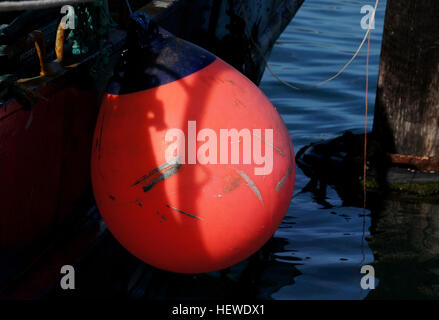 Angelwagen, oft rot gefärbt, sind für viele Angler unverzichtbare Werkzeuge. Diese Schwimmer oder Bojen helfen, die Position von Ködern oder Haken im Wasser anzuzeigen. Sie werden in der Regel in Fischerbooten verwendet und dienen als Markierungen sowohl für den Fischer als auch für diejenigen, die im Wasser navigieren. Das Design der Boje sorgt dafür, dass sie über Wasser, sichtbar und leicht auf der Wasseroberfläche zu erkennen ist. Stockfoto