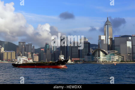 Der Victoria Harbour ist weltberühmt für seine atemberaubenden Panoramablick Nachtansicht und Skyline, insbesondere in Richtung in Richtung Hong Kong Island, wo die Skyline der Wolkenkratzer über die Grate hinter überlagert ist. Zu den besten Plätzen um den Hafen zu sehen sind der Peak Tower, Victoria Peak, oder von der Piazza in das kulturelle Zentrum und der Promenade von Tsim Sha Tsui auf der Kowloon-Seite. Fahrten auf der Star Ferry, vor allem die Strecke zwischen Central und Tsim Sha Tsui, sind eine weitere weit verbreitete Möglichkeit, Hafen und Stadtbild zu sehen. Stockfoto