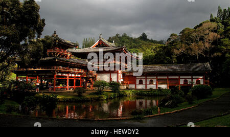 Die Byodo-In Temple befindet sich am Fuße des Gebirges 2.000 Fuß Koʻolau im Tal der Tempel in Oʻahus Kaneohe Region sitzt die schöne Byodo-In Temple.     Während immer ein beliebter Stopp für Besucher, die Orte abseits der ausgetretenen Pfade, die Byodo-In Temple suchen immer beliebter geworden ist, da es als Drehort, in der ersten Staffel der ABC Emmy preisgekrönten Drama-Serie Lost verwendet wurde, wo es als die Heimat der mächtigen Vater die Koreanerin Sun diente.     Die Byodo-In Temple wurde in den 1960er Jahren zum Gedenken an den 100. Jahrestag der Ankunft der ersten japanischen gebaut. Stockfoto