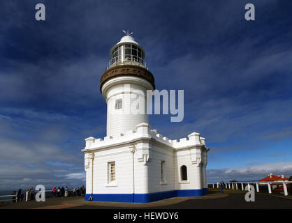 Cape Byron Light ist ein aktiver Leuchtturm am Cape Byron, New South Wales, Australien. Das Kap ist der östlichste Punkt des Festlandes von Australien, liegt etwa 3 km nordöstlich von der Stadt von Byron Bay. Stockfoto