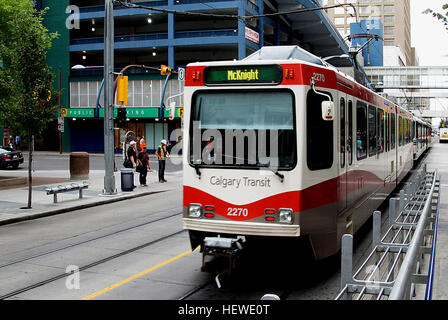 Am 25. Mai 1981, Calgary Transit wurde eines der ersten Transitsysteme in Nordamerika (hinter Edmonton LRT eröffnet 1978) zu eine Stadtbahn zu bedienen – der C-Zug, auf dem Bau im Jahre 1978 begonnen hatte. Die ursprüngliche Linie (bezeichnet intern die A-Linie sowie extern als Route 201) lief von Anderson Station (nördlich von Anderson Road im Süden der Stadt) bis 8. St SW in Downtown Calgary.  Am 27. April 1985, eine nordöstliche Grenze-Linie (Linie B / Route 202) eröffnet wurde, läuft von 8. St SW bis Whitehorn Station (südlich der Kreuzung von McKnight Boulevar Stockfoto