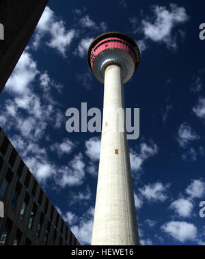 Der Calgary Tower, ein 191 Meter hoher Aussichtsturm im Zentrum von Calgary, Alberta, bietet einen Panoramablick auf die Stadt und die Umgebung. Die 1968 fertiggestellte Anlage ist nach wie vor eines der beliebtesten Wahrzeichen von Calgary und eine beliebte Touristenattraktion für diejenigen, die einen atemberaubenden Blick auf die Stadt von oben suchen. Stockfoto