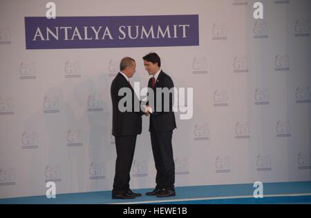 Türkischer Präsident Recep Tayyip Erdogan (L) grüßt Kanada Premierminister Justin Trudeau, wie er offiziell für die G20 ankommt. Stockfoto
