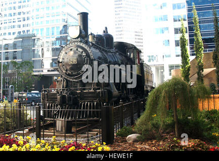 No29 die Canadian Pacific neue Geschäfte im Jahre 1887 erbaute und für Kohle Brennstoff in umgebaut oder etwa 1913 Original no390 Klasse SA 1.No29 war die letzte Dampflokomotive CP einen offizielle Zug am 6. November 1960 ziehen und wohnt jetzt vor der Tür von der CP-Hauptsitz in Calgary auf dem Display. No29 wird dargestellt, wie sie im Jahr 1960 ausgerüstet worden wäre. Stockfoto