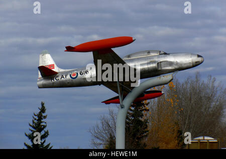 Canadair CT-133 SILVER STAR The Silver Star ist häufiger als die t-33 oder T-Bird bezeichnet. Die CT-133 Silver Star hat eine lange und bedeutende Geschichte mit der kanadischen Streitkräfte. Der weltweit erste speziell gebaute Jet-Trainer, entwickelte sich die t-33 aus Amerikas erste erfolgreiche Düsenjäger. Die Lockheed P-80 Shooting Star, die operativ kurz während des zweiten Weltkrieges flog. Ursprünglich bekannt als das P-80 C, flog die Trainer-Variante besser als seinen einzigen Sitz Vettern. Angetrieben durch eine Allison J33-35 Einwellen-Turbojet-Triebwerk mit einem Schub-Rating von 5.200 lbs, die Verbesserungen der Trainer mich Stockfoto