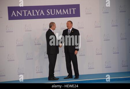 Türkeis Präsident Recep Tayyip Erdogan (L) und des aserbaidschanischen Präsidenten Ilham Aliyev schütteln sich die Hände während der offiziellen willkommen G20 Stockfoto