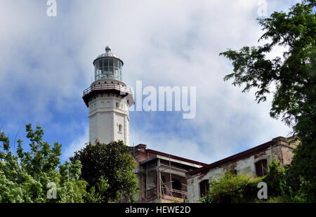 Cape Lighthouse Bojeador, auch bekannt als Burgos Leuchtturm, ist ein kulturelles Erbe in Burgos, Ilocos Norte, die in den Philippinen während der spanischen Kolonialzeit gegründet wurde. Es wurde zunächst am 30. März 1892, beleuchtet und ist Satz oben auf Vigia de Nagpartian Hill mit Blick auf die malerische Cape Bojeador wo zum frühen Galeonen Segeln. Nach über 100 Jahren funktioniert es immer noch als einladenden Leuchtturm den internationalen Schiffen, die philippinischen Archipel aus dem Norden und führen sie sicher von der felsigen Küste der Stadt entfernt.   Das Licht markiert den nordwestlichen Punkt in Stockfoto