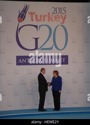 Türkischer Präsident Recep Tayyip Erdogan (L) begrüßt Bundeskanzlerin Angela Merkel, als sie offiziell für den G20-Gipfel ankommt. Stockfoto