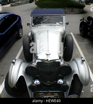 Nachdem Bentley gewann die 24 Stunden von Le Mans und aus dem Rennsport zurückgezogen hatte, veröffentlichten sie ihre größte Modell mit der Bezeichnung einfach die 8 Liter. Rund 100 Exemplare wurden hergestellt, und sie alle vorgestellten benutzerdefinierten Karosserie, vor allem von den Firmen in England. In den 1920er Jahren war es Wettbewerb für Duesenberg Model J, aufgeladene Bugatti Typ 57, Kompressor, Mercedes-Benz und Rolls-Royce Phantom II.  Das Herzstück des 8-Liter war seine Sechszylinder-Motor auf der Grundlage von den vorhergehenden 6½-Liter. Verdrängen 7982 cc, die verfügbaren 220 PS könnte sogar die schwersten stellen die 100 km/h macht. Gewicht des Motors zu reduzieren Stockfoto