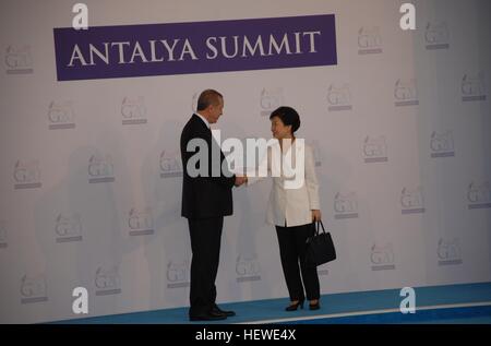 Türkischer Präsident Recep Tayyip Erdogan (L) grüßt Republik von Korea President Park Geun-Hye, wie er offiziell für die G20 ankommt Stockfoto