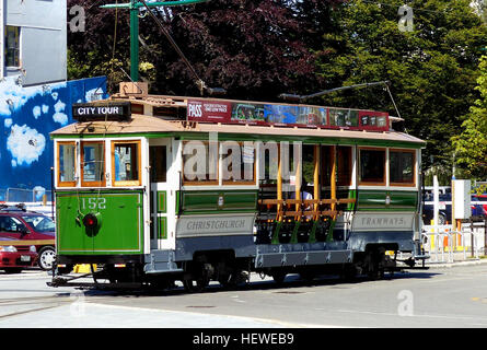 Erleben Sie eine Reise mit Stil durch die sich wandelnde Gesicht der Christchurch Stadtzentrum an Bord unserer wunderschön restaurierte Erbe Straßenbahnen, eines der bekanntesten Sehenswürdigkeiten Christchurch, unsere freundlichen und kompetenten Fahrer informieren Sie über die Stadt, ihre Sehenswürdigkeiten und lokalen Sehenswürdigkeiten. Ihrem Tag lang-Ticket können Sie ein- und aus der Straßenbahn aussteigen so oft Sie bitte!  Die Reise führt Sie zu den entsprechenden Haltestellen für Punting auf die Avon und der Caterpillar-Tour von Christchurch Botanic Gardens.  Neue Regent Street, Cathedral Junction, die Kunstgalerie, Avon River, gotische Arts Centre und der C Stockfoto