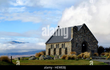 Die Kirche des Guten Hirten am Lake Tekapo auf Neuseelands Südinsel ist eine Steinkirche, die für ihre atemberaubende Kulisse des Mackenzie Country bekannt ist. Es ist ein beliebter Ort für Besucher, besonders während des Sonnenuntergangs, mit atemberaubendem Blick auf die umliegende Landschaft. Stockfoto