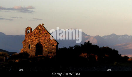 Die Kirche des Guten Hirten, die 1935 am Ufer des Tekapo-Sees erbaut wurde, war die erste Kirche im Mackenzie-Becken. Entworfen vom Architekten R.S.D. Harman, ist es eines der meistfotografierten Wahrzeichen Neuseelands. Stockfoto