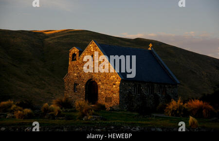Die Kirche des Guten Hirten am Ufer des Tekapo-Sees wurde 1935 erbaut. Es war die erste Kirche im Mackenzie Basin, entworfen von R.S.D. Harman. Die Kirche, ein Wahrzeichen in der Region, wurde vom lokalen Künstler Esther H. inspiriert. Der Ort ist bekannt für seine malerische Umgebung, besonders während des Sommersonnenverkehrs. Stockfoto