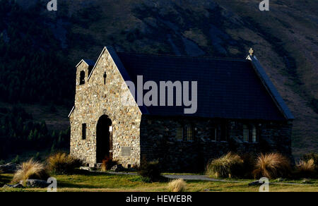 Die Kirche des Guten Hirten am Lake Tekapo auf der Südinsel Neuseelands ist eine Steinkirche, die für ihre malerische Umgebung bekannt ist. Umgeben von der atemberaubenden Landschaft des Mackenzie Country, bietet es einen Blick auf den See und die Berge, besonders beeindruckend bei Sonnenuntergang. Stockfoto