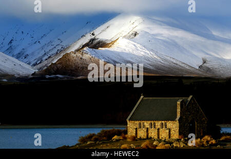 Die 1935 erbaute Kirche des Guten Hirten befindet sich am Ufer des Lake Tekapo. Das Altarfenster bietet einen atemberaubenden Blick auf die südlichen Alpen. Die Kirche ist ein beliebter Ort für Besucher und bietet sowohl architektonische Schönheit als auch atemberaubende Naturlandschaften. Stockfoto
