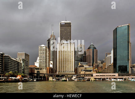 Circular Quay ist das Zentrum des Hafens von Sydney, gelegen an einer kleinen Bucht namens Sydney Cove, der Gründungsstandort für Sydney und Australien. Es ist ein Ausgangspunkt für die meisten Attraktionen rund um den Hafen und ein aufregender Ort an einem warmen Sommertag sein. Der Kai ist eine lebendige, quirlige Ort mit Fähren verlassen alle paar Minuten auf verschiedene Teile des Hafens, einschließlich Manly und Watsons Bay, Mosman Park Taronga Zoo. Es gibt einen herrlichen Blick auf die Harbour Bridge, einen Katzensprung entfernt. Stockfoto