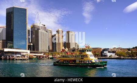 f Besuch Sydney es mehr als wahrscheinlich ist, dass Sie verbringen Zeit am Circular Quay, wohl Sydneys Nr. 1 Buzz statt.     "Kai" ist die Stadt Haupt Fähre Terminus - befindet sich im Herzen von Sydney Cove, Gründungsort für die Beilegung von Australien. Es dient als Gateway, Besucher zu den wichtigsten Sehenswürdigkeiten von Sydney - Sydney Harbour und Sydney Opera House, Sydney Harbour Bridge, The Rocks verbinden.     Es ist eine lebendige, pulsierende Drehscheibe mit Fähren verlassen alle paar Minuten auf verschiedene Teile des Hafens, einschließlich Taronga Zoo, Mosman, Manly und Watsons Bay. Neben catering Stockfoto