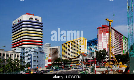 Farbenfrohe Häuser und Apartments in Singapur sind bekannt für ihre lebendigen und einzigartigen Designs. Diese Gebäude haben eine Vielzahl von hellen Farben, was sie zu einem unverwechselbaren Teil von Singapurs urbaner Landschaft macht. Ihr architektonisches Design ist eine ikonische Darstellung des vielfältigen kulturellen Erbes und der modernen Stadtentwicklung der Stadt. Stockfoto