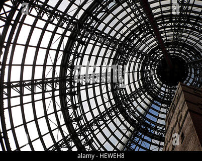 Coop Shot Tower ist ein Schuss-Turm befindet sich im Herzen von Melbourne CBD, Australien. Es wurde im Jahre 1888 [2] abgeschlossen und ist 50 m hoch. Das historische Gebäude wurde vor dem Abriss im Jahr 1973 gerettet und wurde in Melbourne Central komplexe 1991 unter einem 84 m hohen konischen Glasdach eingebaut.  Coop Shot Tower ist 9 Stockwerke hoch und über 327 Stufen nach oben. Der Turm sechs Tonnen Schuss wöchentlich bis 1961, als die Nachfrage nach der Bleikugeln, aufgrund der neuen Waffe Vorschriften schwand hergestellt. [Zitieren benötigte] Der Turm wurde von der Coops Familie betrieben, der auch Clifton Hill Sh Stockfoto